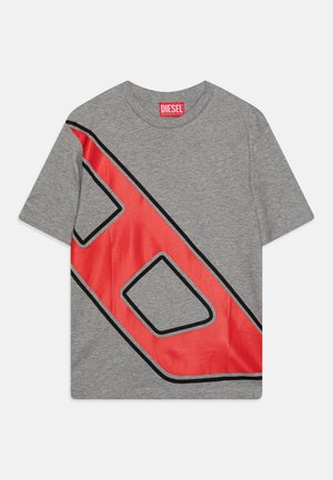 Szara koszulka z przekątnym czerwonym wzorem z czarnymi konturami. Okrągły dekolt i krótkie rękawy. Miękki materiał o gładkiej fakturze.