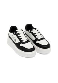 Zwart-witte sneakers met een ronde neus, glad leren bovenwerk, opvallende veters en een dikke witte zool. Bevat een logo aan de zijkant.