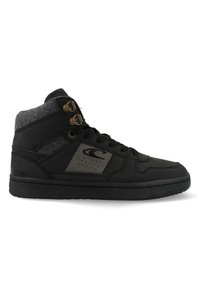 Zwarte hoge sneakers met een gestructureerde grijze bovenkant, metalen oogjes en geperforeerde accenten aan de zijkanten. Dikke zwarte rubberen zool.