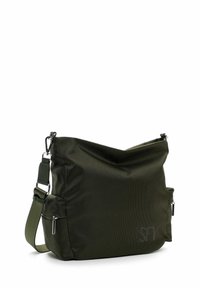 Borsa a spalla in nylon verde oliva, testurizzata, con tracolla regolabile, tasche con zip e dettagli del logo. Forma compatta con un design rilassato.