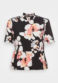 Blusa peplum preta com flores e mangas curtas, apresentando um decote alto com frufrus e grandes padrões de flores brancas e rosas por toda a parte.