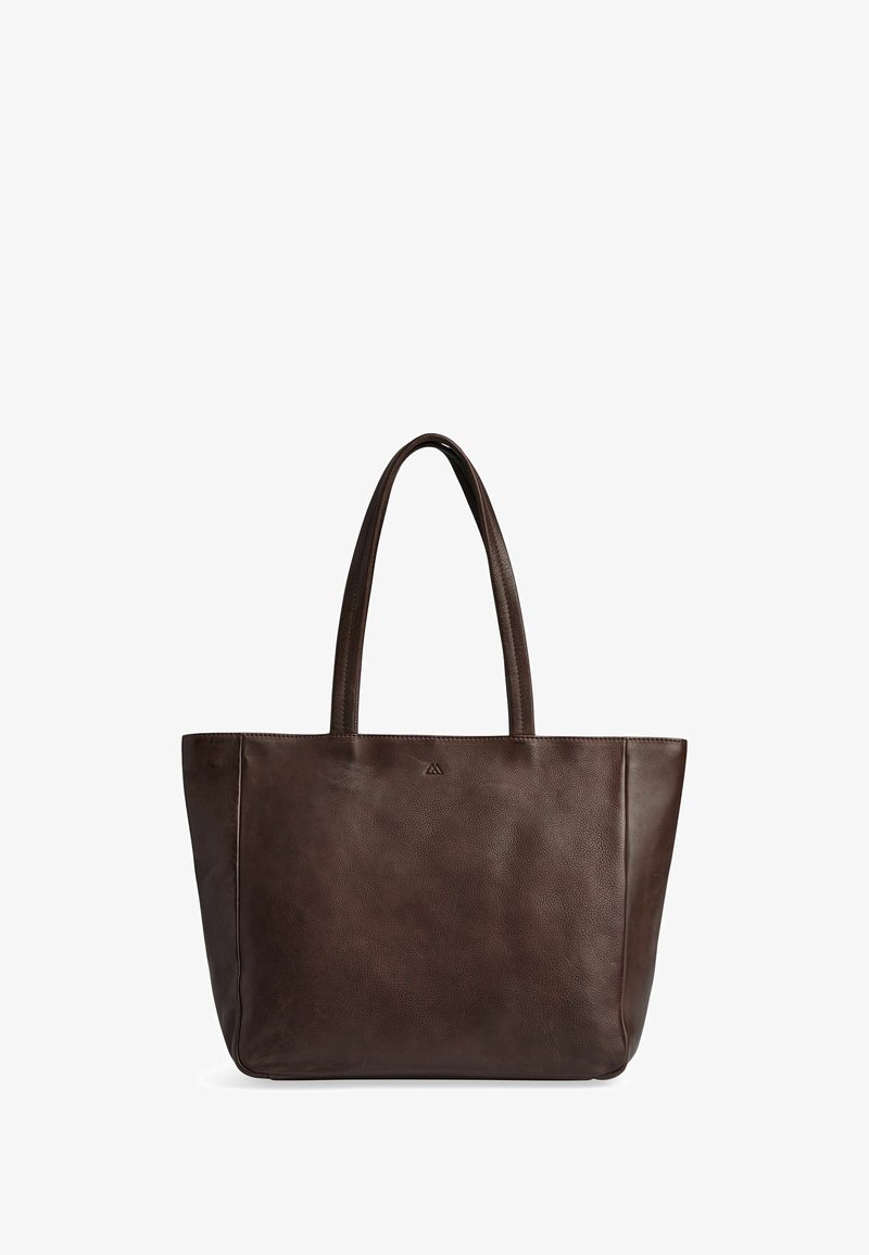 Bruine leren tote bag met een gladde textuur, dubbele handvaten en een rechthoekige vorm. Bevat subtiele branding aan de voorkant in het midden.