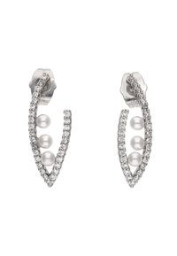 Kolczyki w srebrnym odcieniu o zakrzywionym kształcie, zdobione trzema perłami oraz rzędem małych, przezroczystych kamieni szlachetnych wzdłuż jednego brzegu.