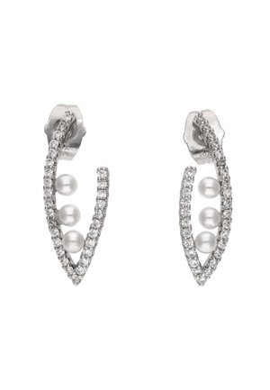 Stříbrné náušnice se zakřiveným designem, se třemi perlami a řadou malých průhledných drahokamů podél jednoho okraje.
