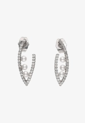 Kolczyki w srebrnym odcieniu o zakrzywionym kształcie, zdobione trzema perłami oraz rzędem małych, przezroczystych kamieni szlachetnych wzdłuż jednego brzegu.