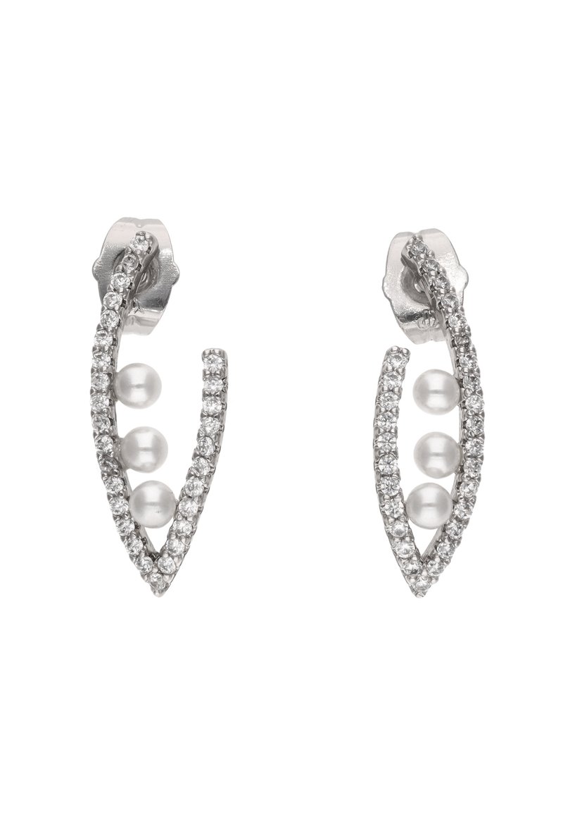 Kolczyki w srebrnym odcieniu o zakrzywionym kształcie, zdobione trzema perłami oraz rzędem małych, przezroczystych kamieni szlachetnych wzdłuż jednego brzegu.