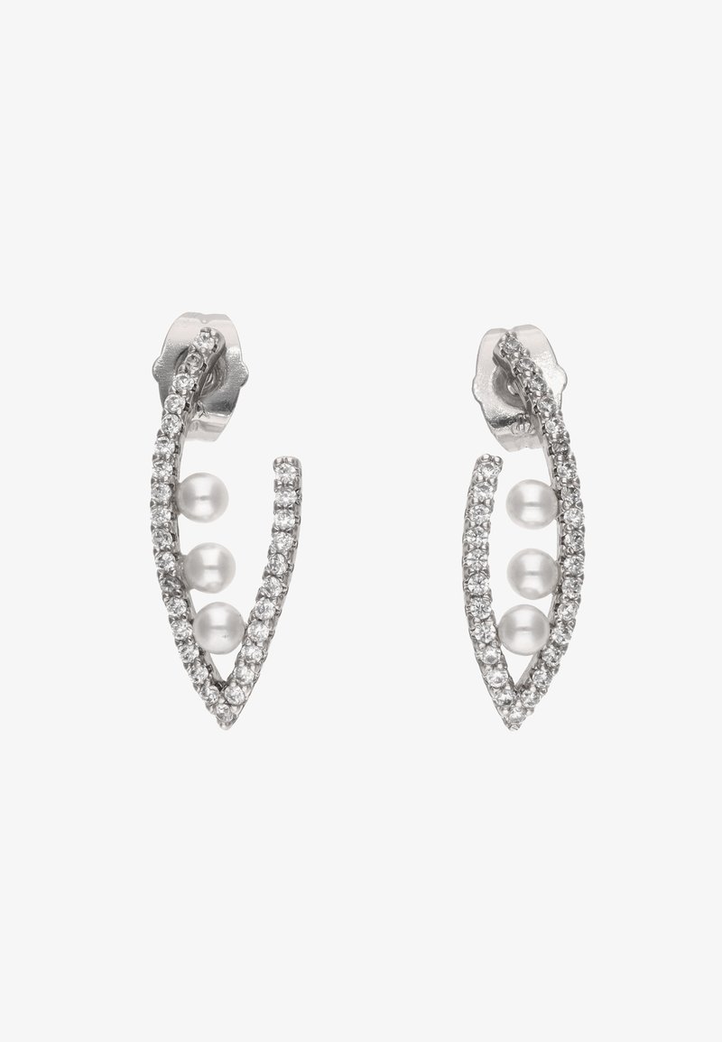 Kolczyki w srebrnym odcieniu o zakrzywionym kształcie, zdobione trzema perłami oraz rzędem małych, przezroczystych kamieni szlachetnych wzdłuż jednego brzegu.