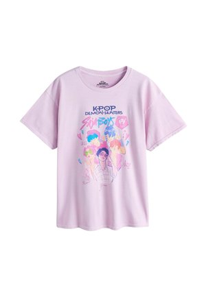 Hele lilla T-särk, millel on värvikad koomiksistiilis portreed viiest poisist, üleval tekst "KPOP DEMON HUNTERS" ja "SIGHT BOYS".