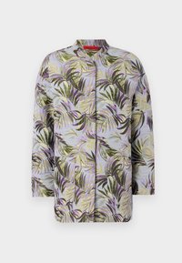 Steppjacke mit botanischem Muster, die grüne und lila Blätter auf einem hellblauen Hintergrund zeigt. Runder Ausschnitt, keine sichtbaren Verschlüsse.