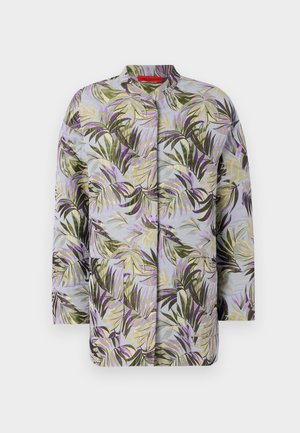 Quiltepelsjakke med botanisk trykk som viser grønne og lilla blader på en lys blå bakgrunn. Rund hals, ingen synlige lukninger.