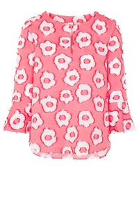 Blouse fleurie rose avec motifs de fleurs blanches, manches cloche 3/4, et détail d'encolure en forme de goutte. Tissu doux avec une finition légèrement texturée.