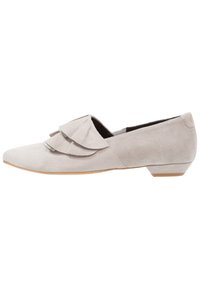 Lichtgrijze suède loafer met lage hak, puntige neus en gelaagde franjes aan de bovenkant, zijaanzicht op witte achtergrond.