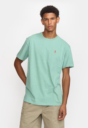 Mintgroene T-shirt in een regular fit met een ronde hals, korte mouwen en een klein geborduurd logo van een rode ketchupfles op de borst.