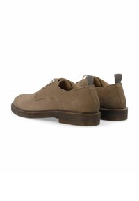 Braune Wildleder-Schnürschuhe mit runden Zehen, flachen braunen Gummisohlen und einem kleinen grauen Tab an der Ferse, ausgestattet mit einer glatten Textur.