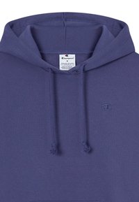 Sudadera azul marino hecha de un material de mezcla de algodón. Presenta un bolsillo tipo canguro, cordones ajustables y un pequeño logo bordado en el pecho.