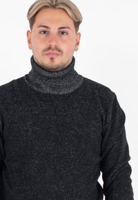 Ciemnoszary sweter z golfem o textured knit, z wysokim kołnierzem i długimi rękawami. Miękki, ciepły materiał.