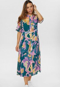 Rochie cu imprimeu floral, cu deschidere frontală cu nasturi, în nuanțe de teal, roz și galben. Are mâneci scurte și un cordon, fiind confecționată dintr-un material ușor.