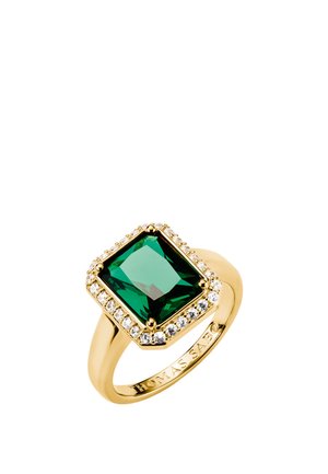 Goldring mit großem rechteckigem grünem Edelstein, umgeben von kleinen klaren Steinen, mit „Thomas Sabo“ auf dem Ringband graviert.