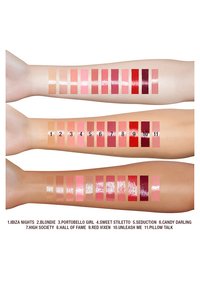 Drei Arme, die Farbproben von Lippenfarben in verschiedenen Nude-, Pink-, Rot- und Beerentönen präsentieren, in Reihen mit nummerierten Etiketten angeordnet.