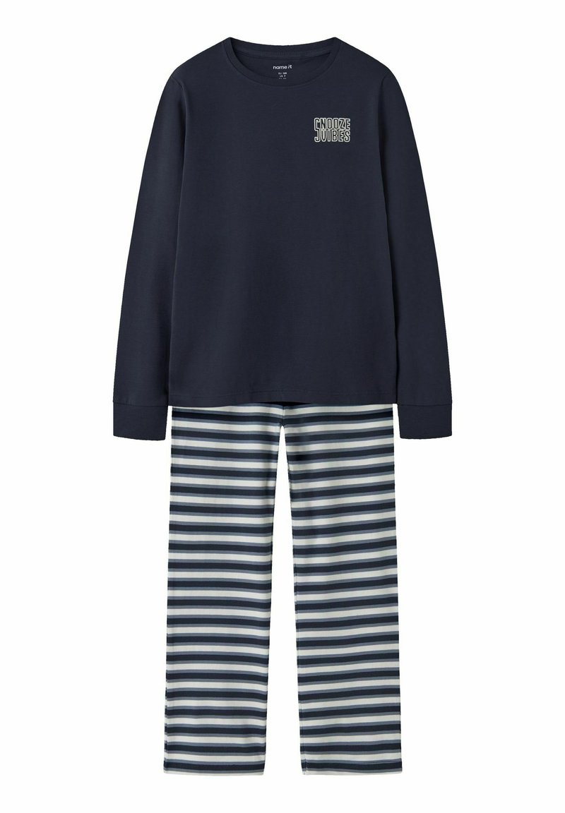 Marineblå langermet skjorte med "SNOOZE"-grafikk i hvitt, kombinert med stripete bukser i marineblått, hvitt og lys grå. Bomullblanding, ledig passform.
