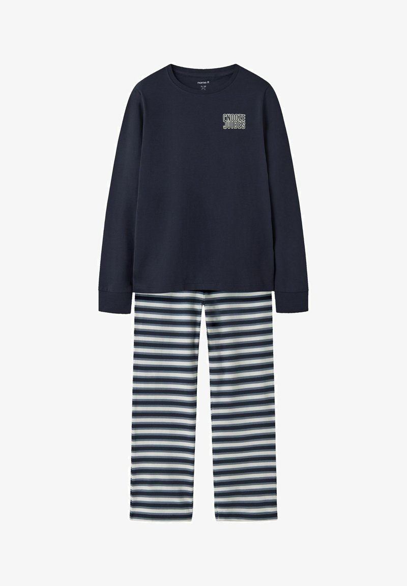 Temno modra majica z dolgimi rokavi z belo grafiko "SNOOZE", kombinirana s črtastimi hlačami v temno modri, beli in svetlo sivi barvi. Mešanica bombaža, priložnostna prileganje.
