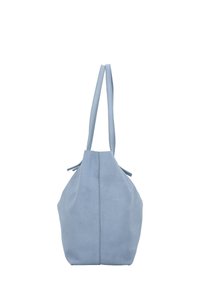 Borsa tote in suede blu chiaro con due manici lunghi, una base arrotondata e una texture liscia, caratterizzata da cuciture sottili lungo le giunture.