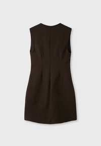Robe noire sans manches, longueur genou, taille cintrée et couture arrière simple, présentée à plat sur un fond gris clair.