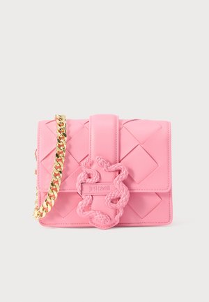 Sac bandoulière en cuir tressé rose avec chaîne dorée et détail de fermoir texturé en forme de serpent.