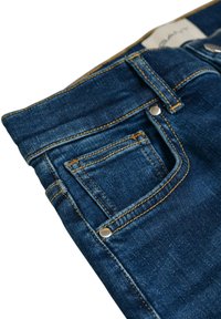 Dunkelblaue Denim-Jeans mit kontrastierendem gelbem Nähen, ausgestattet mit einer Fronttasche und silbernen Metallhardware-Details.