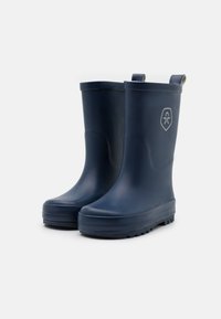 Marina gummistövlar med slät yta, rundad tå, texturerad sula och en logotyp på sidan; har dubbla dragflikar för enkelt påtagande.