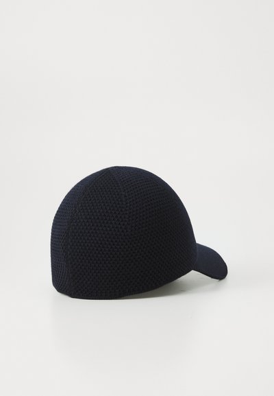 Mørk marineblå teksturert baseballcaps med buet skjerm, vist bakfra mot en hvit bakgrunn.