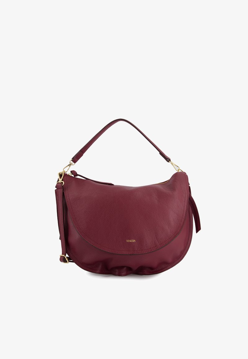 Burgunderrote Lederhandtasche mit geschwungenem Klappendesign, goldfarbenen Beschlägen und strukturierter Oberfläche. Inklusive abnehmbarem Schulterriemen.