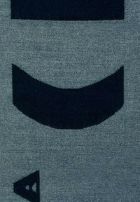 Tessuto con un design astratto blu scuro su uno sfondo grigio chiaro. Le forme includono bande curve e un accento triangolare.