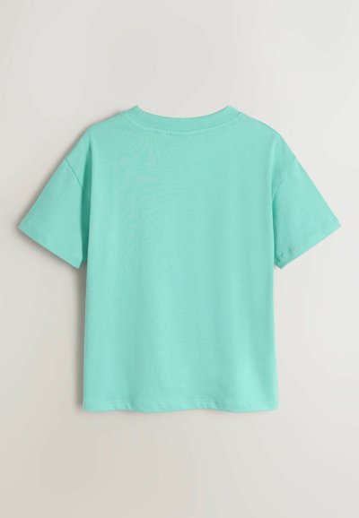 T-shirt turquoise à manches courtes en coton doux, avec un col rond classique et une coupe décontractée. Texture lisse et coutures minimales.