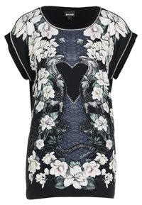 Camiseta negra de manga corta con estampado floral y de serpiente, que presenta un diseño de corazón en el centro. Tela suave con un corte relajado.