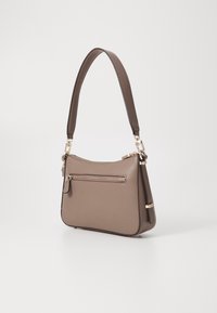 Brun läderhandväska med en rundad design, handtag på toppen och en framficka med dragkedja. Guldtonad hårdvara pryder väskan.