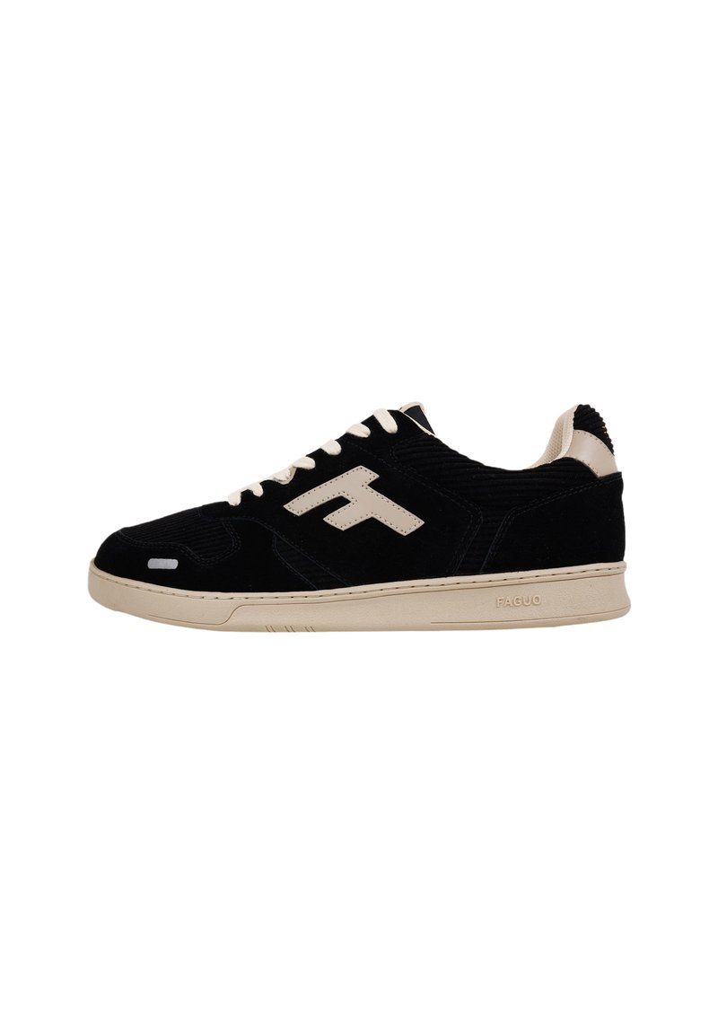 Sneaker in suede nero con accenti crema, caratterizzato da una tomaia testurizzata, punta rotonda, lacci a contrasto e suola arrotondata. Logo del marchio visibile.