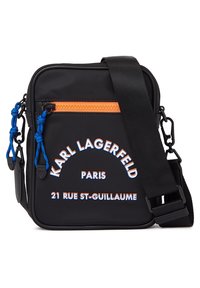 Borsa a tracolla in nylon nero con zip arancione, dettagli blu e testo in rilievo bianco. Presenta una tracolla regolabile e una base piatta.