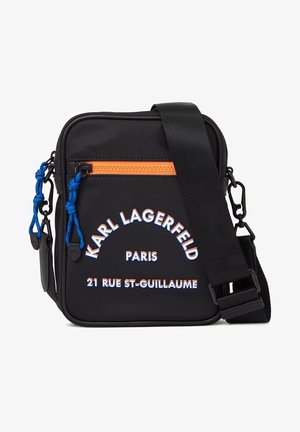 Borsa a tracolla in nylon nero con zip arancione, dettagli blu e testo in rilievo bianco. Presenta una tracolla regolabile e una base piatta.