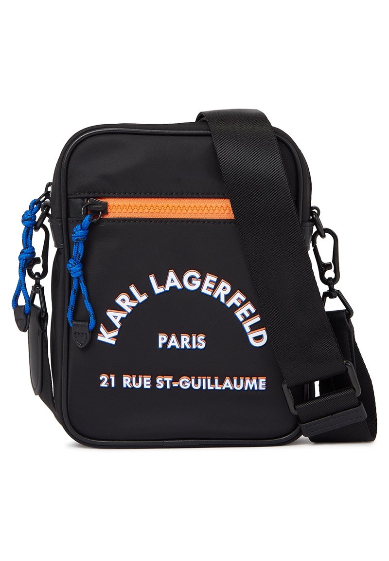 Borsa a tracolla in nylon nero con zip arancione, dettagli blu e testo in rilievo bianco. Presenta una tracolla regolabile e una base piatta.