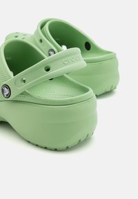 Crocs CLASSIC - Klompe - fair green