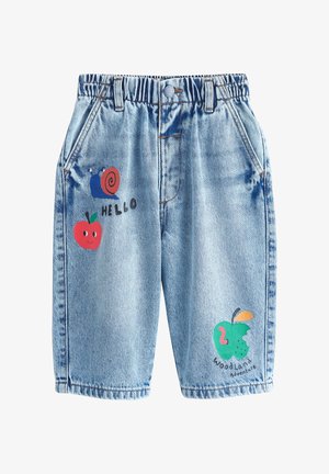 Pantalones cortos de denim azul claro con cintura elástica, con estampados coloridos de una manzana roja, un caracol azul con "HELLO" y una manzana verde con "Woodland Adventure".