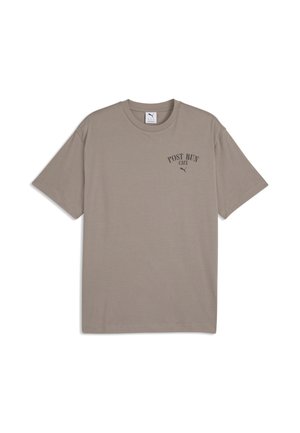 T-shirt beige à manches courtes avec "POST RUN CAFE" et un logo Puma imprimé sur le côté gauche de la poitrine et un col rond.