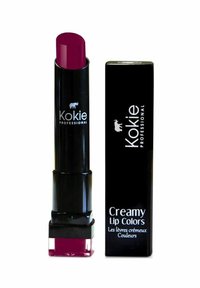 Sort læbestift i en blank finish med en mørk fuchsia kugle, sammen med en sort æske mærket "Creamy Lip Colors" med hvid tekst.