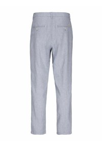 Světle modré pruhované kalhoty z látky s hladkou strukturou. Mají dva zadní kapsy a rovné nohavice.