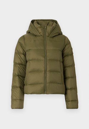 Gewatteerde olijfgroen jas met capuchon, voorrits en horizontaal gestikte patroon. Gemaakt van soepele stof, cropped lengte.