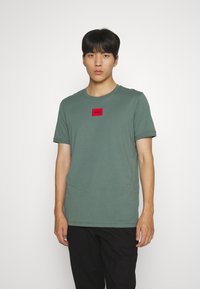 HUGO DIRAGOLINO - Tricou basic - dark green