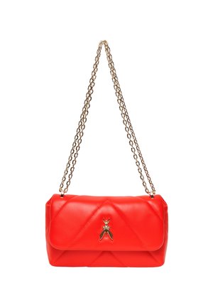 Borsa a tracolla in pelle trapuntata rossa con una catena dorata e un emblematico ornamento d'oro a forma di ape sulla parte anteriore.