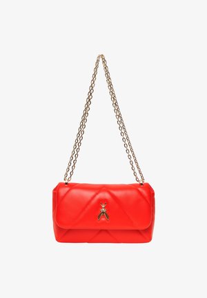 Borsa a tracolla in pelle trapuntata rossa con una catena dorata e un emblematico ornamento d'oro a forma di ape sulla parte anteriore.