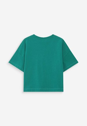 Camiseta azul verdosa recortada con mangas cortas y escote redondo, mostrada plana mostrando la parte trasera sobre un fondo blanco.